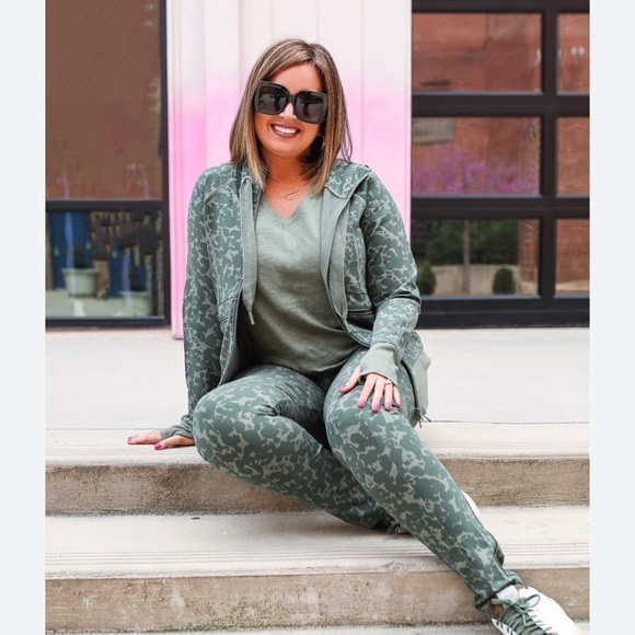 Cabi marathon woman’s green high rise camo quiet luxury old money legging MEDIUM - Picture 2 of 13